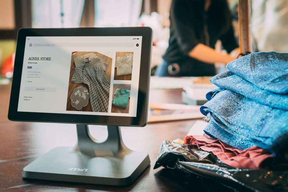 Commerçante gérant sa boutique en ligne depuis une tablette