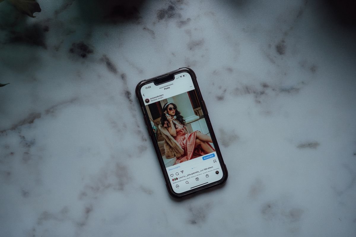 Publication Instagram affichée sur un smartphone