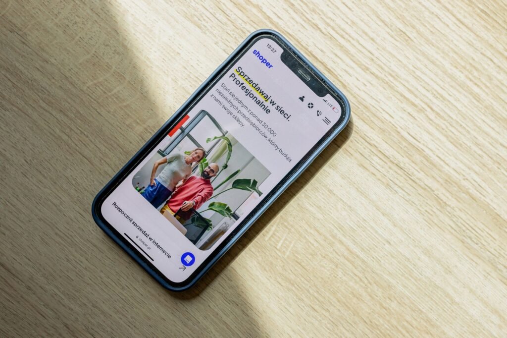 Smartphone affichant un site web adapté au mobile