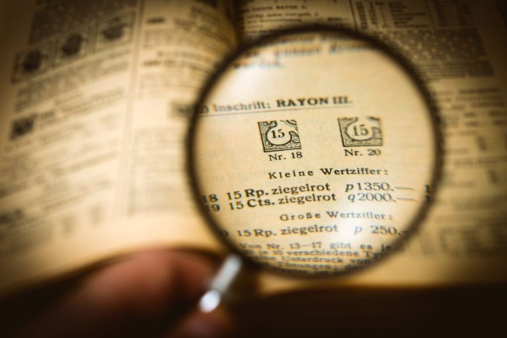 Loupe agrandissant des mots imprimés sur une page