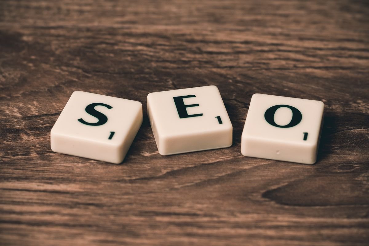 Lettres formant le mot SEO sur une surface en bois