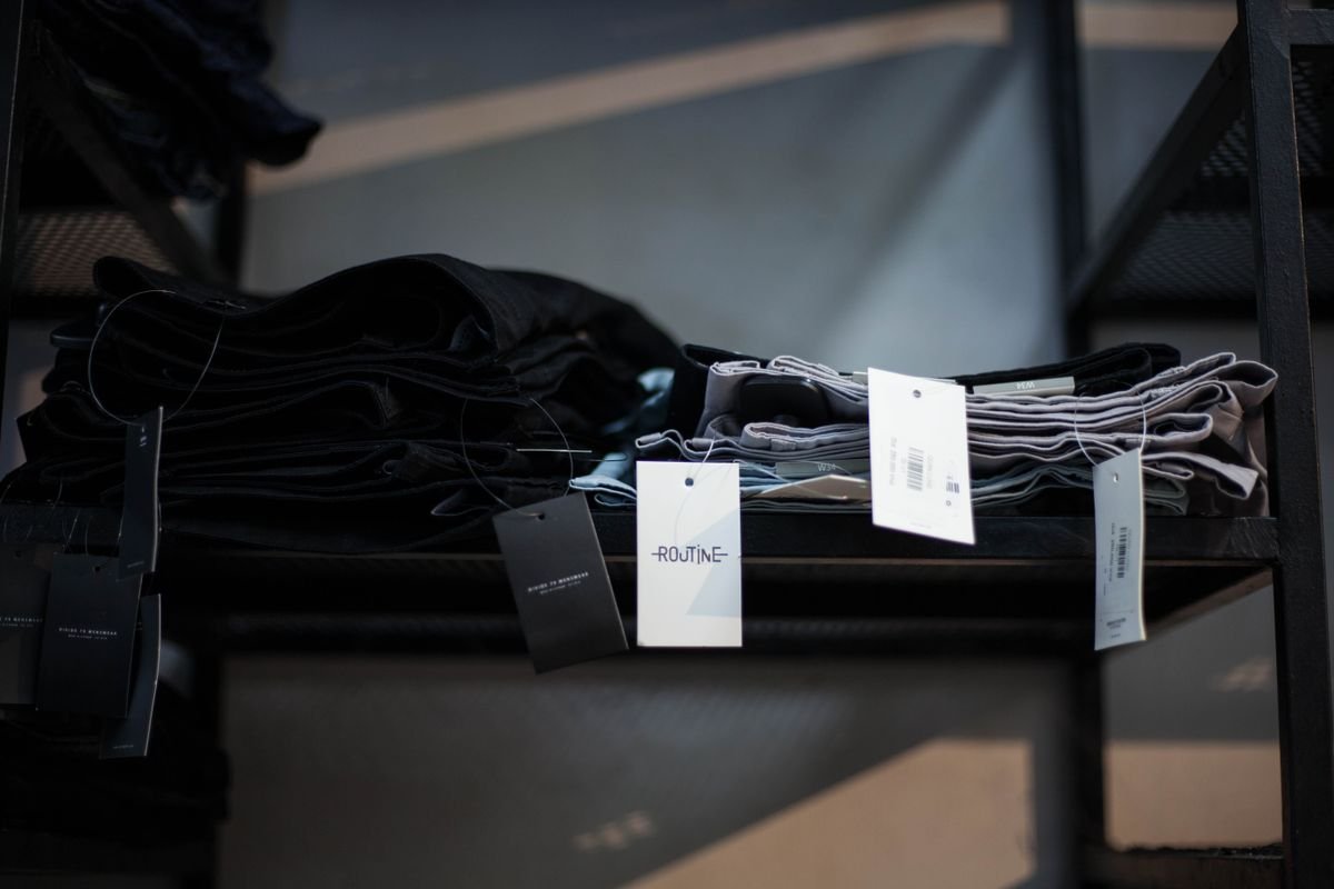 Mise en scène des articles d'une boutique de prêt-à-porter