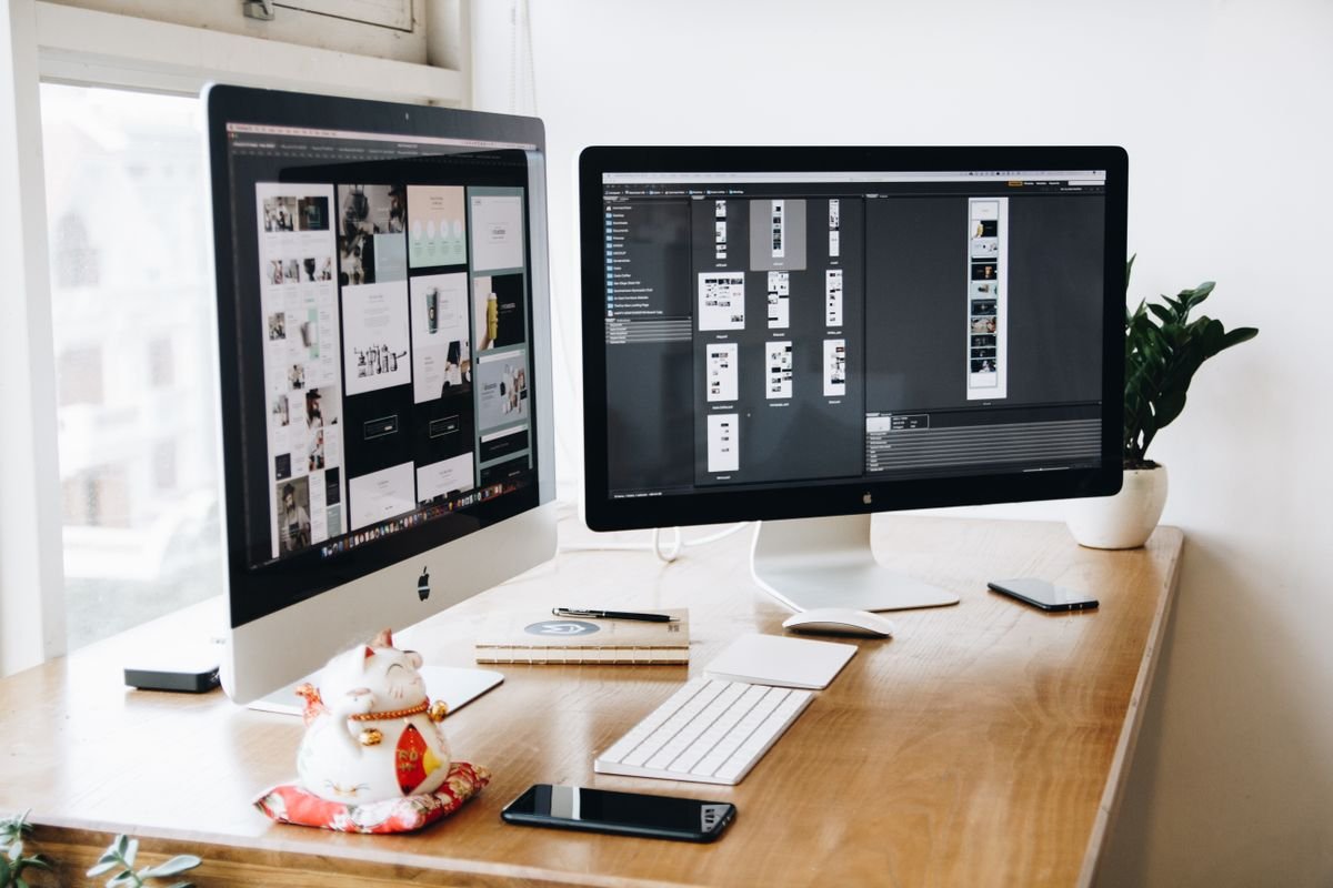 Poste de travail d'un designer web avec deux écrans