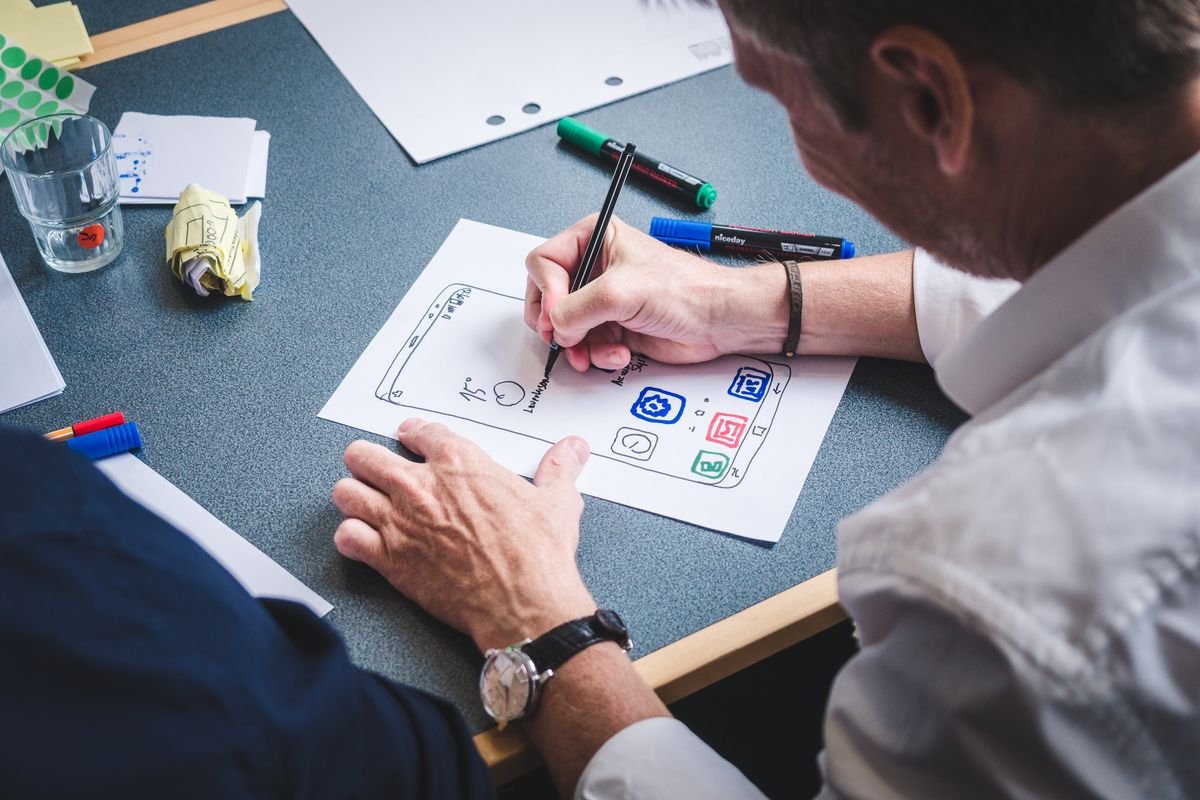 Designer travaillant sur l'ergonomie et l'expérience utilisateur d'un site
