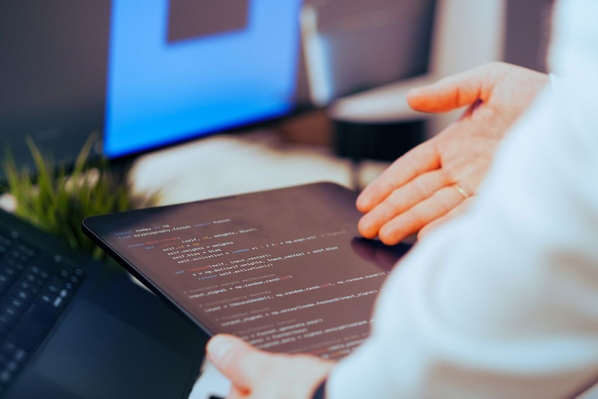 Développeur vérifiant le code d'un site lors d'une maintenance