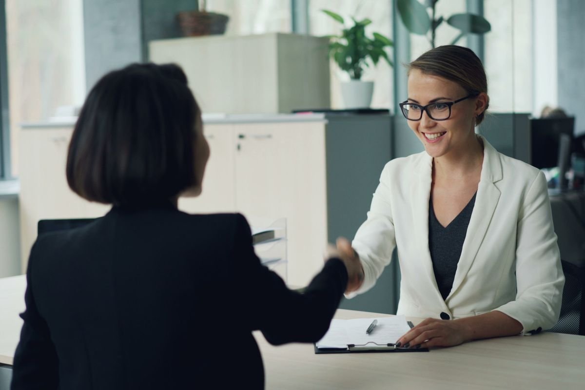 Poignée de main entre professionnels dans un bureau, prospection B2B LinkedIn