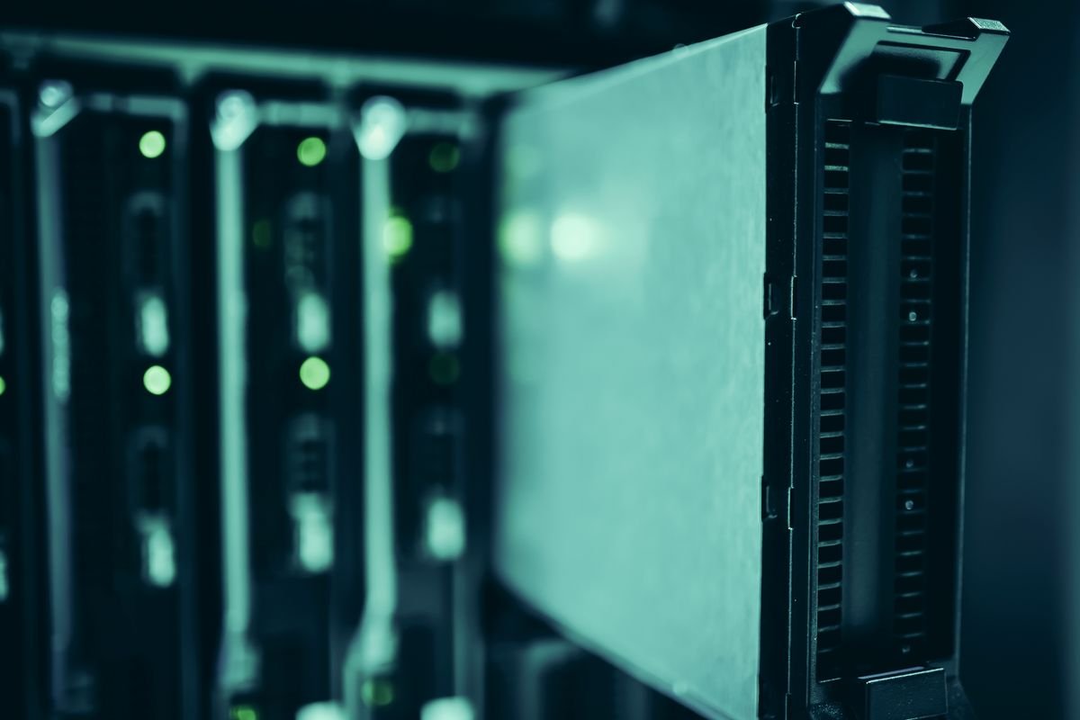 Baies de serveurs dans un centre de données d'hébergement web