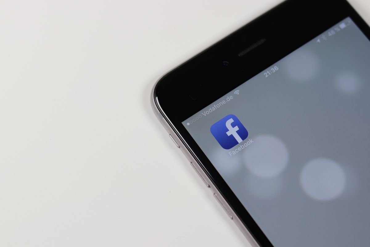 Application Facebook ouverte sur un smartphone pour une campagne Meta Ads
