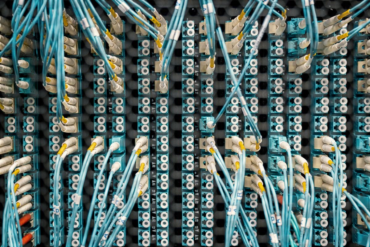 Câbles de connexion reliant des équipements réseau