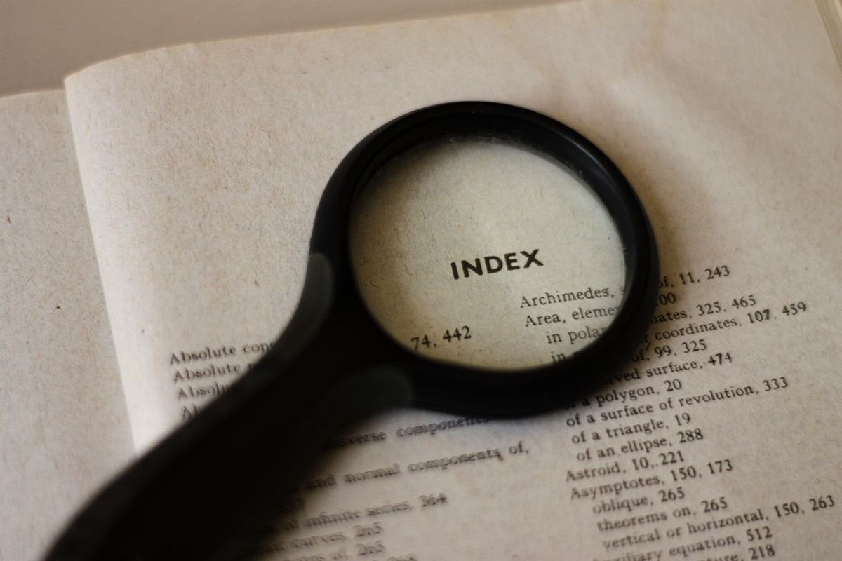 Loupe posée sur un texte, symbole de la recherche de mots clés