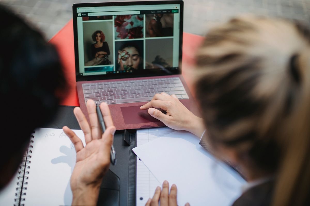 Échange entre un consultant et son client autour d'un projet digital