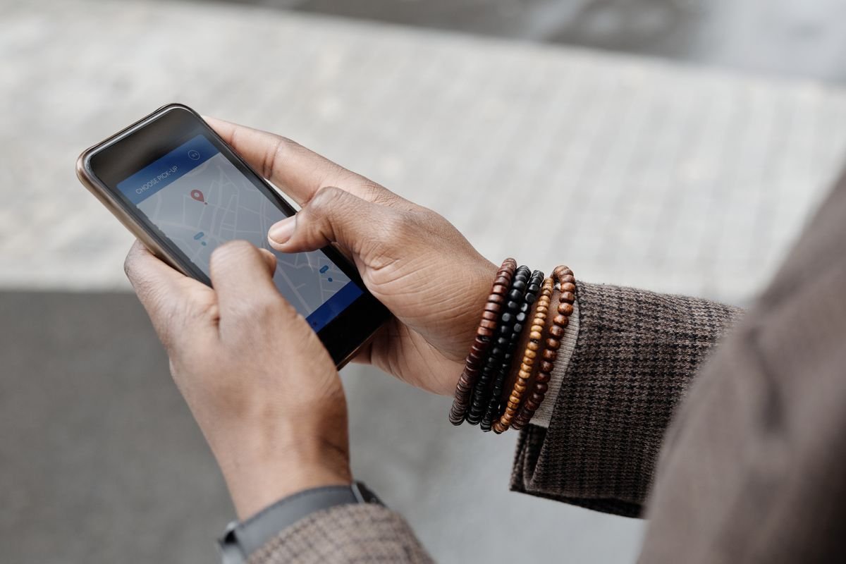 Recherche d'un commerce de proximité sur la carte d'un smartphone