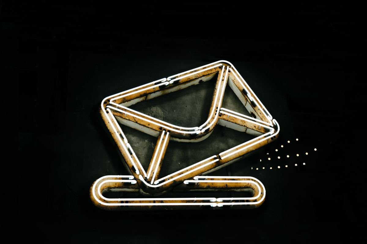 Enveloppe lumineuse symbolisant une campagne d'emailing