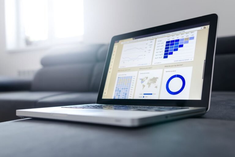 Ordinateur portable affichant des graphiques d'analyse de trafic web
