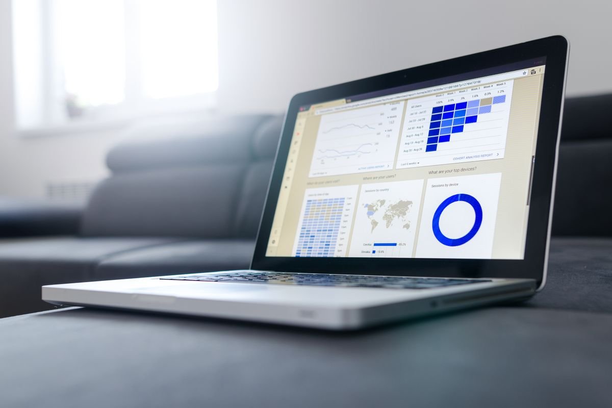 Ordinateur portable affichant des graphiques d'analyse de trafic web