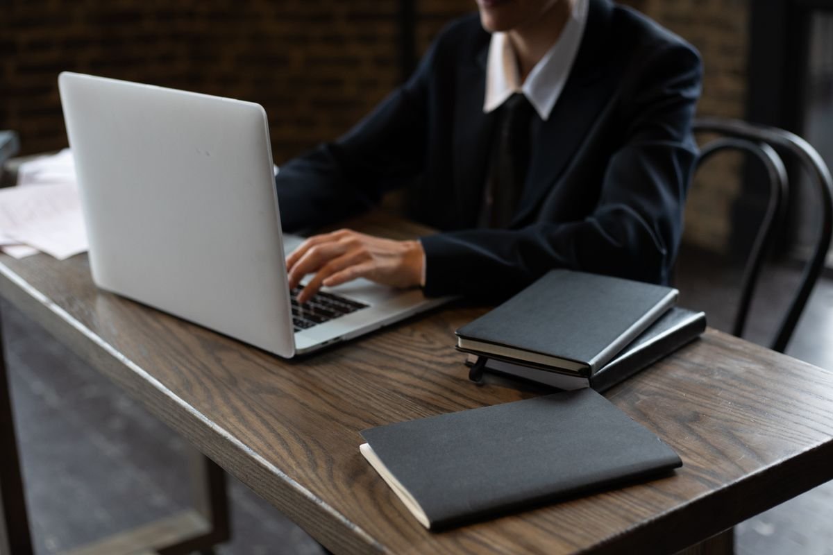Fondateur de Digiconquest au travail sur une stratégie de marketing digital