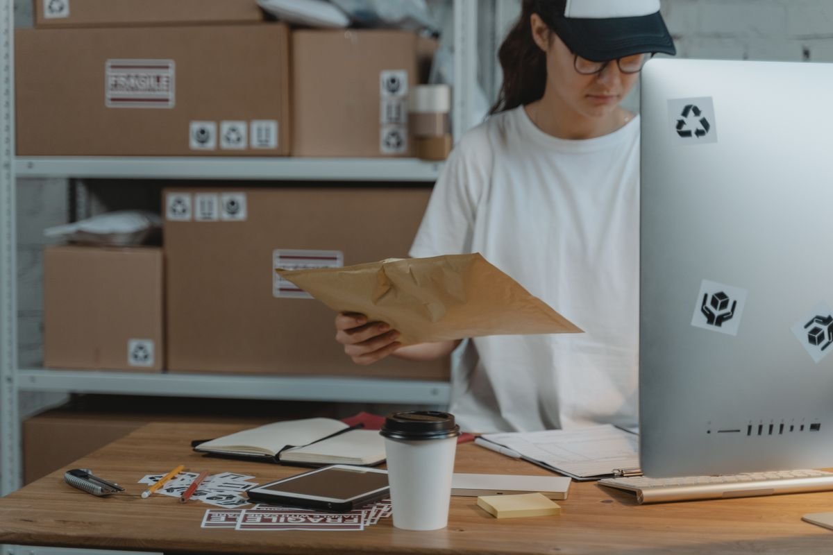 Vendeuse préparant les commandes de sa boutique en ligne
