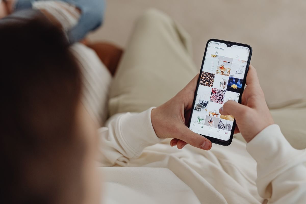 Utilisatrice consultant Instagram sur son téléphone