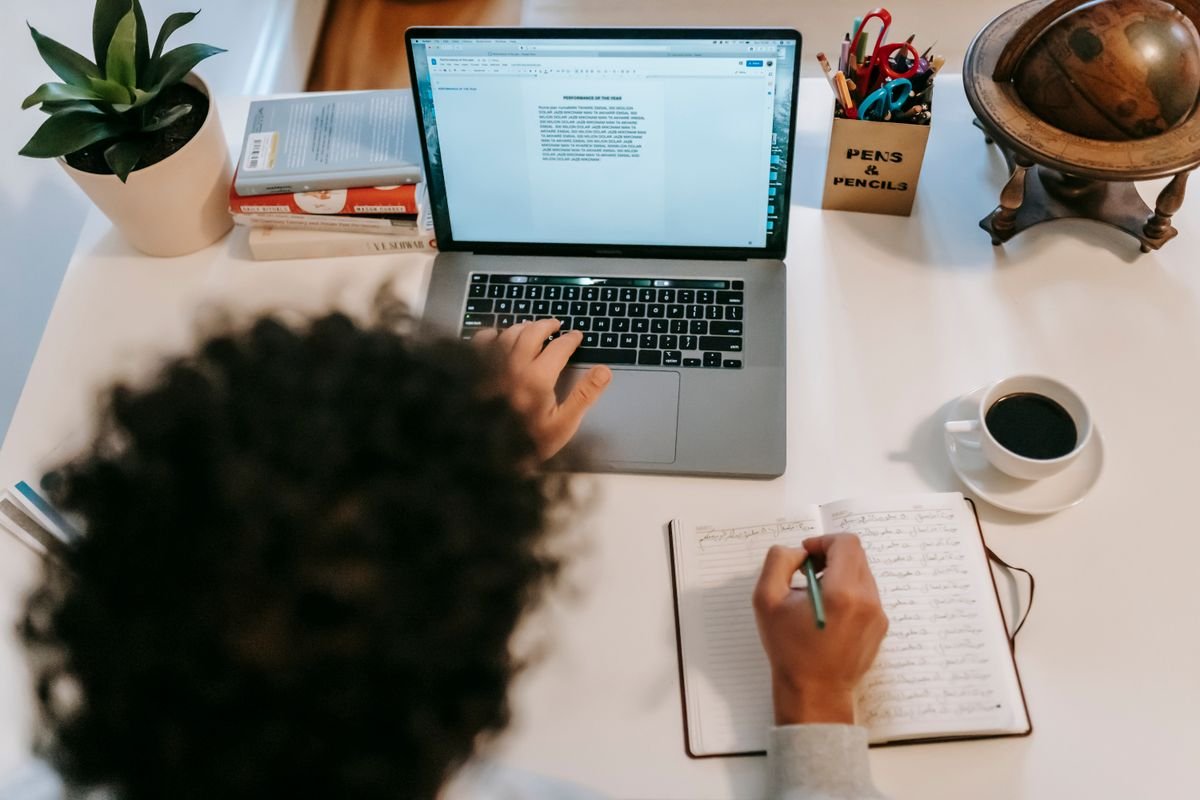 Rédacteur web écrivant un article sur son ordinateur portable