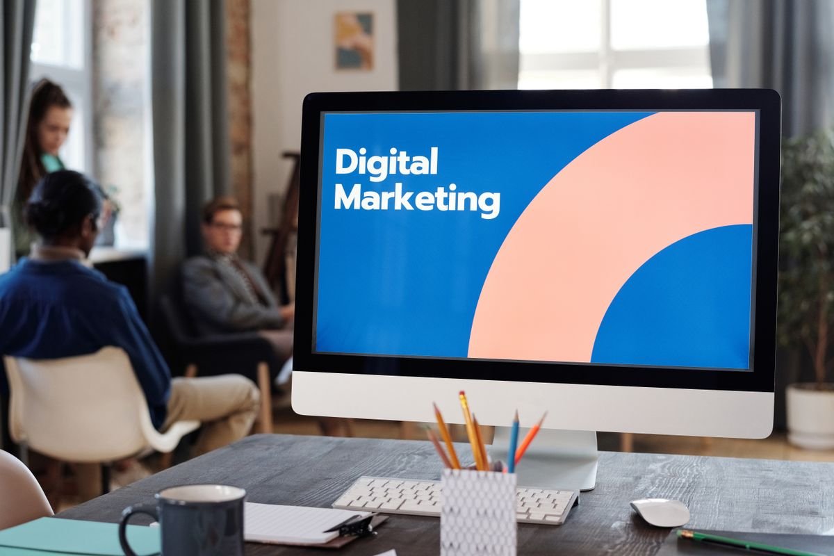 Équipe planifiant une stratégie de publicité digitale multicanal