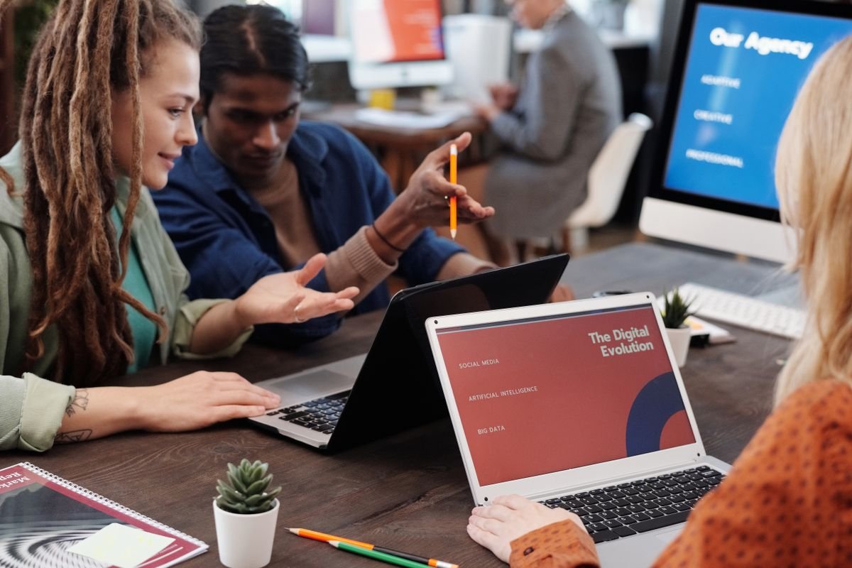 Équipe d'une agence digitale travaillant sur un projet web