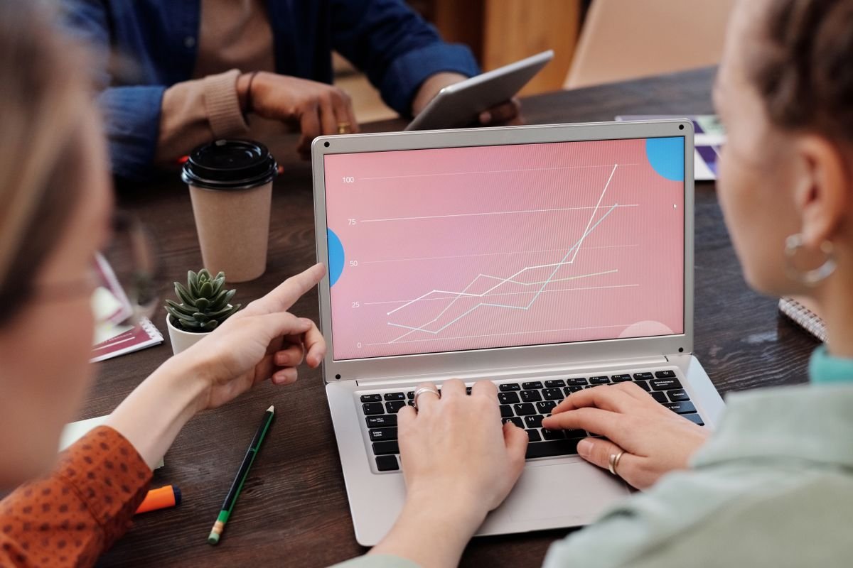 Professionnels analysant les performances d'un site internet