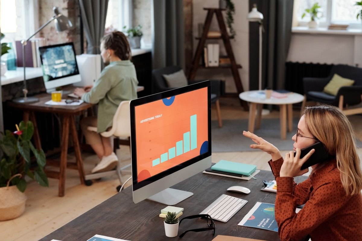 Professionnels travaillant sur une campagne publicitaire en ligne