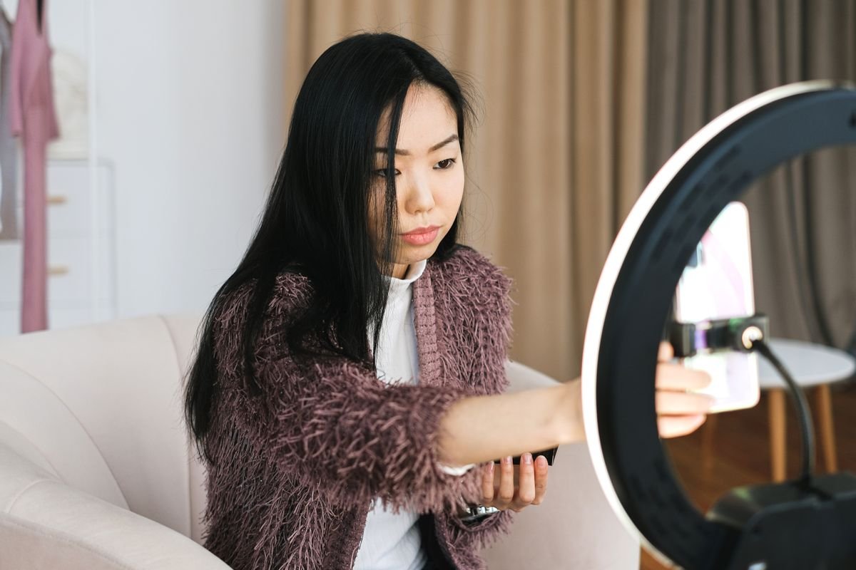Créatrice filmant une vidéo courte au smartphone avec un anneau lumineux