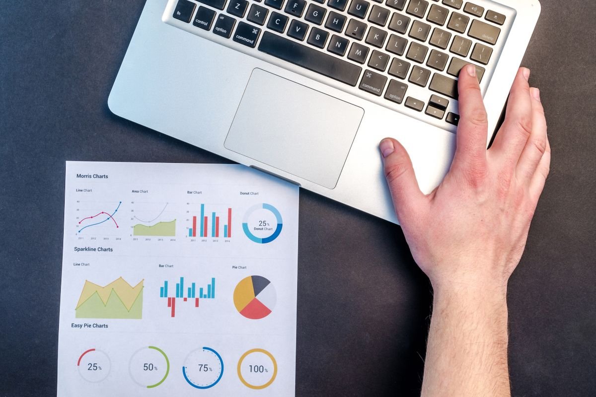 Analyse de données et graphiques imprimés sur un bureau