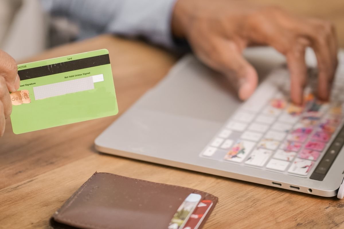 Achat en ligne réglé par carte bancaire sur un ordinateur portable