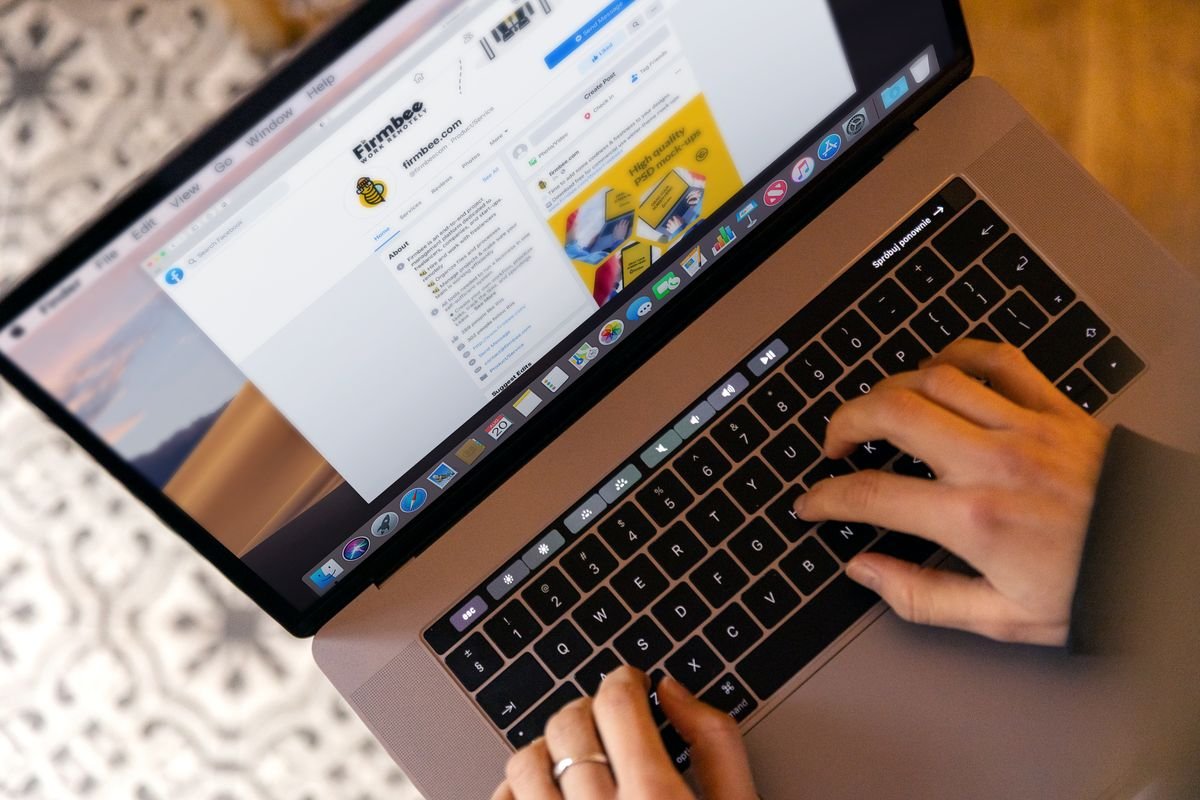 Rédaction d'une newsletter sur un ordinateur portable