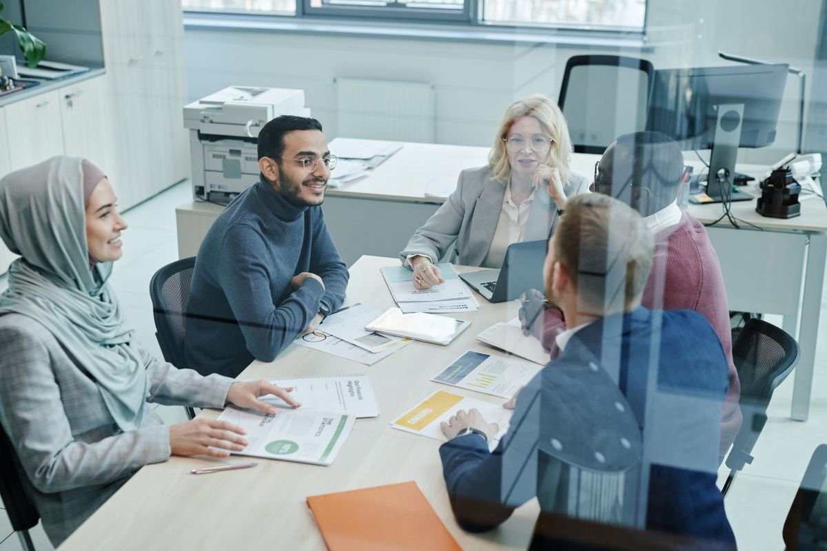 Réunion d'équipe en entreprise autour d'une stratégie de génération de leads