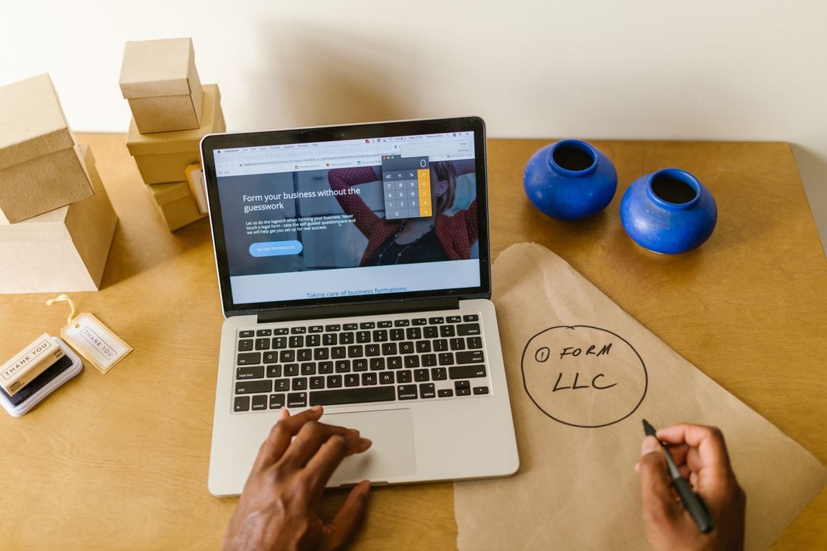 Entrepreneur lançant son activité en ligne depuis son bureau