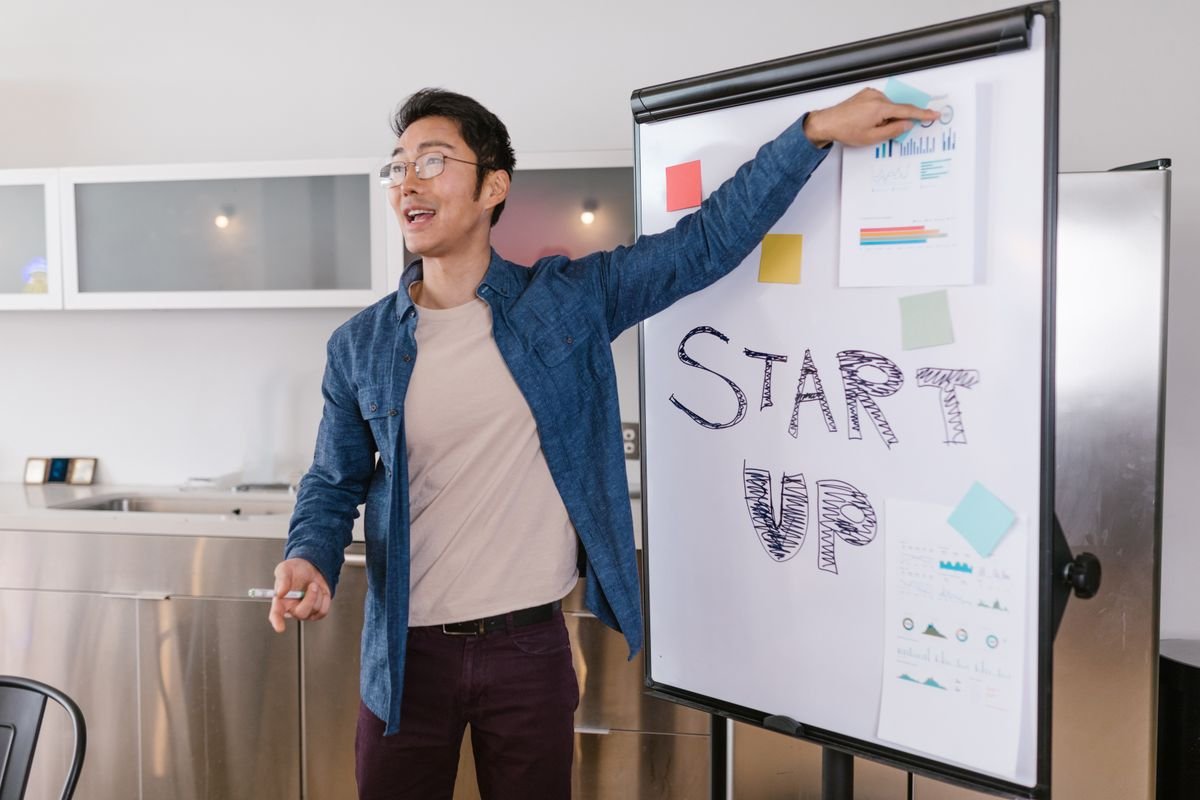 Entrepreneur présentant son plan de développement lors d'une réunion