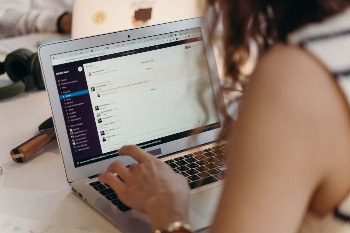 Professionnelle consultant sa messagerie sur un ordinateur portable