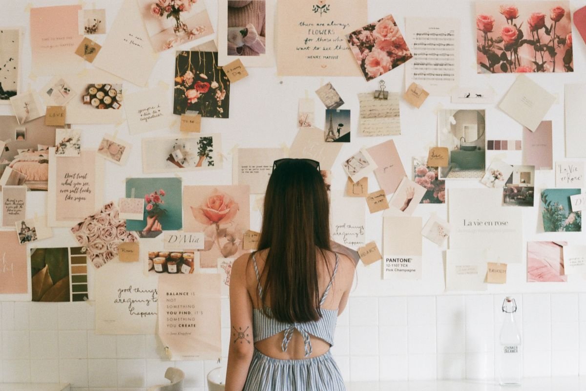 Femme consultant un tableau d'inspiration mural