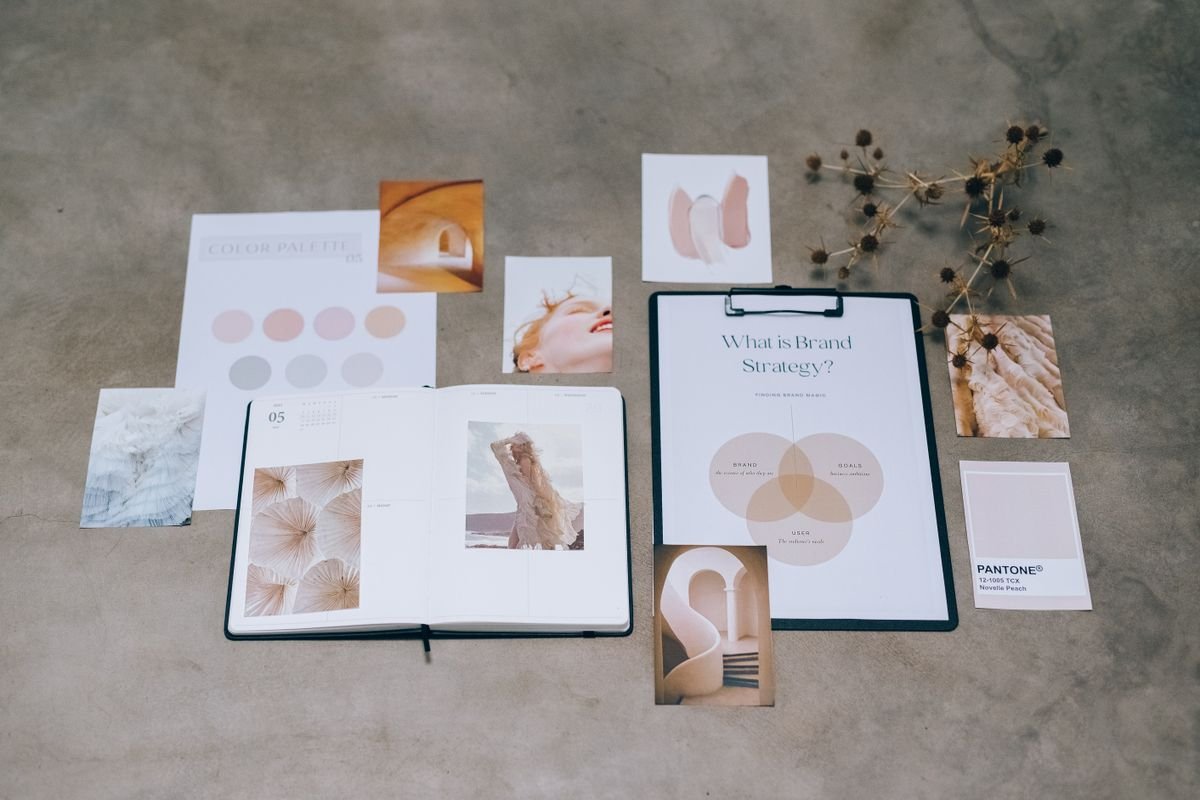 Éléments de branding et palette de couleurs posés sur un plan de travail