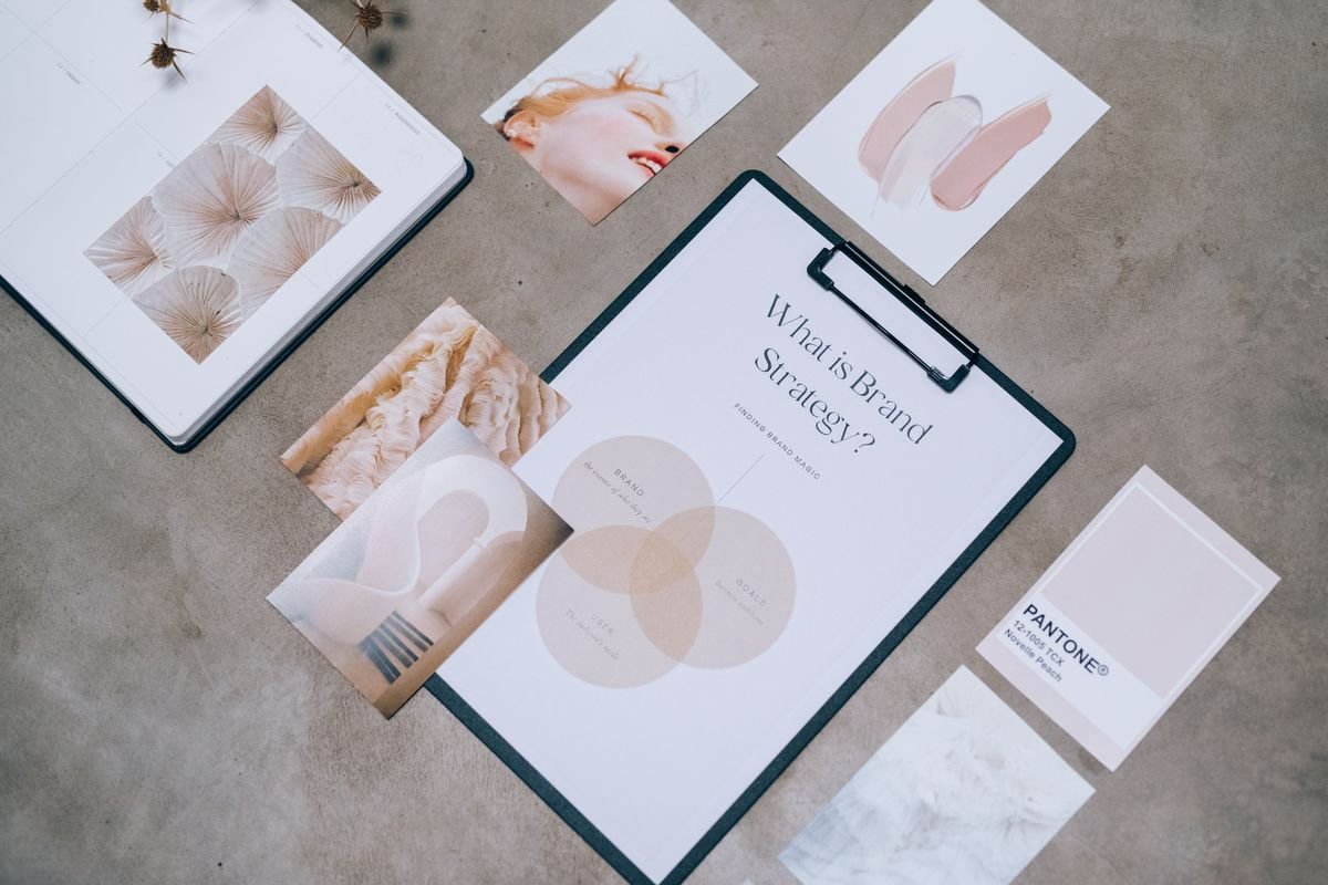 Documents de stratégie de marque et de design posés sur une table