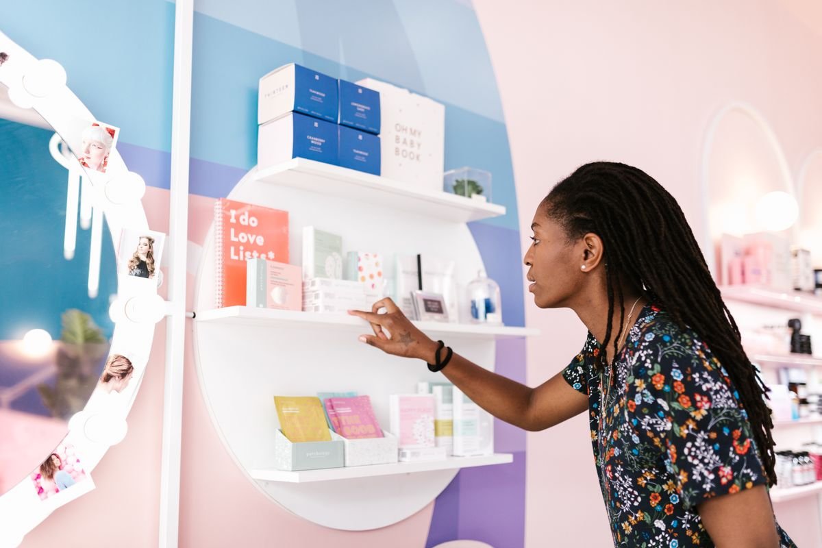 Cliente parcourant les produits d'une boutique