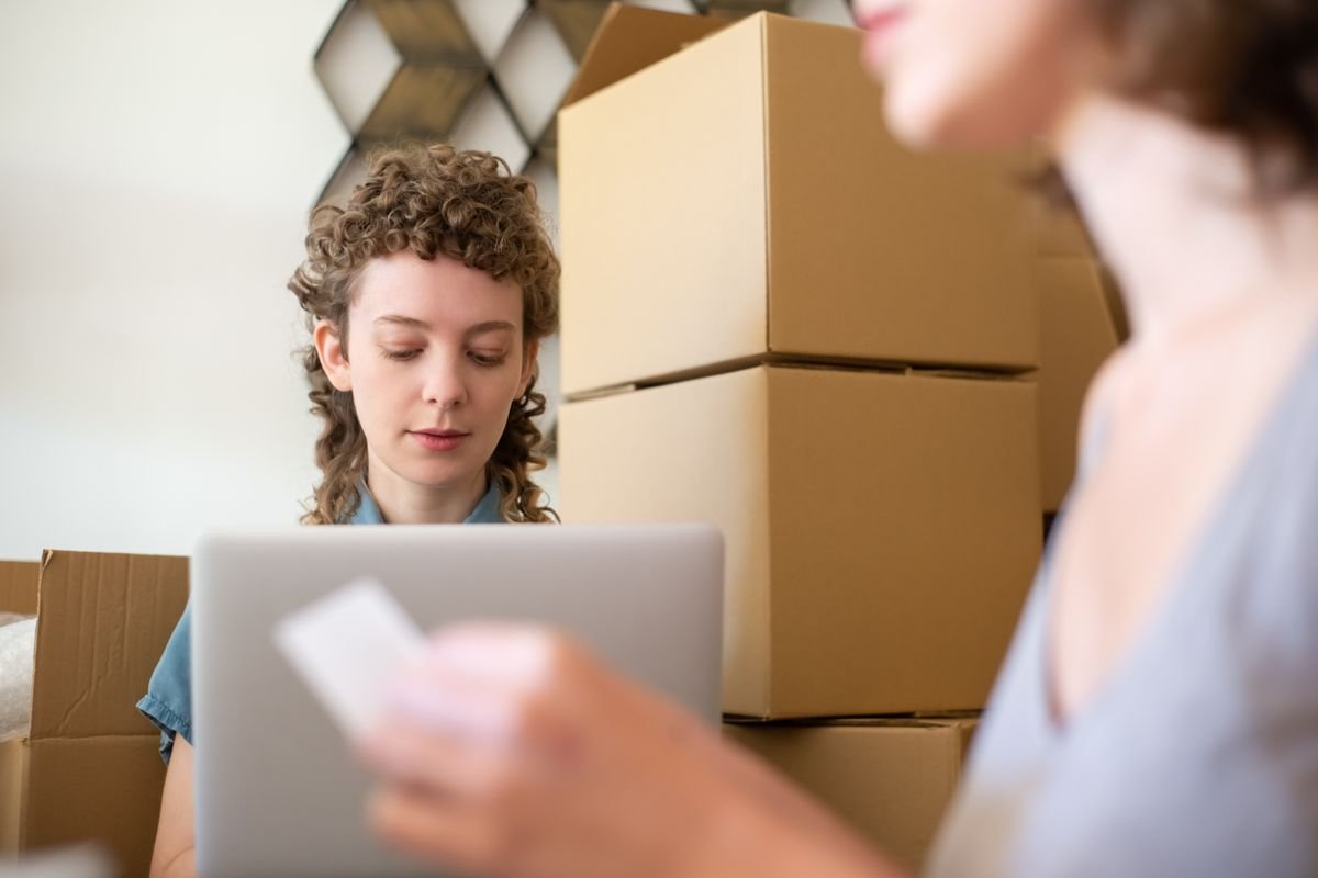 Préparation de commandes en ligne avec un ordinateur portable et des cartons