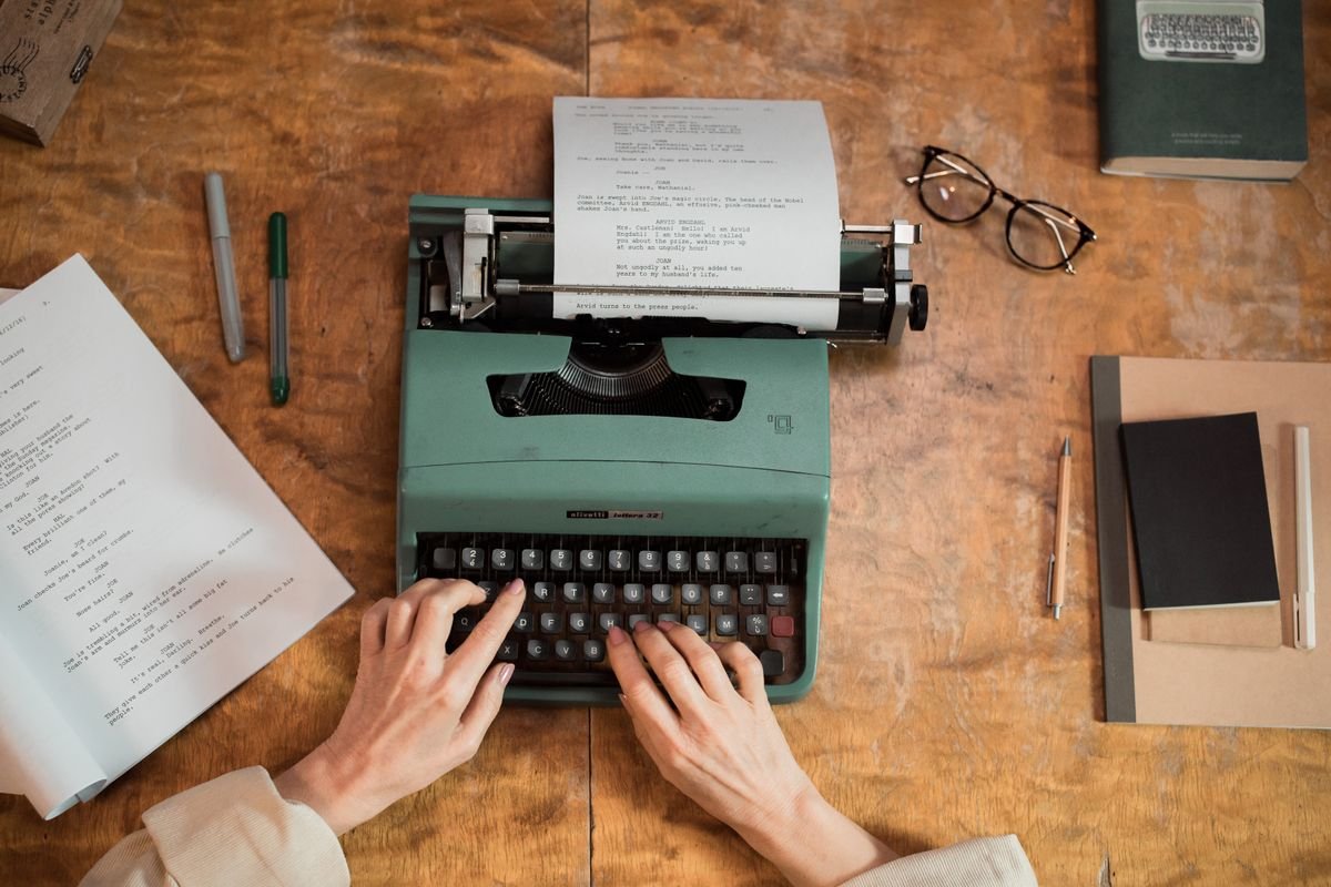 Travail de rédaction éditoriale avec documents et prise de notes