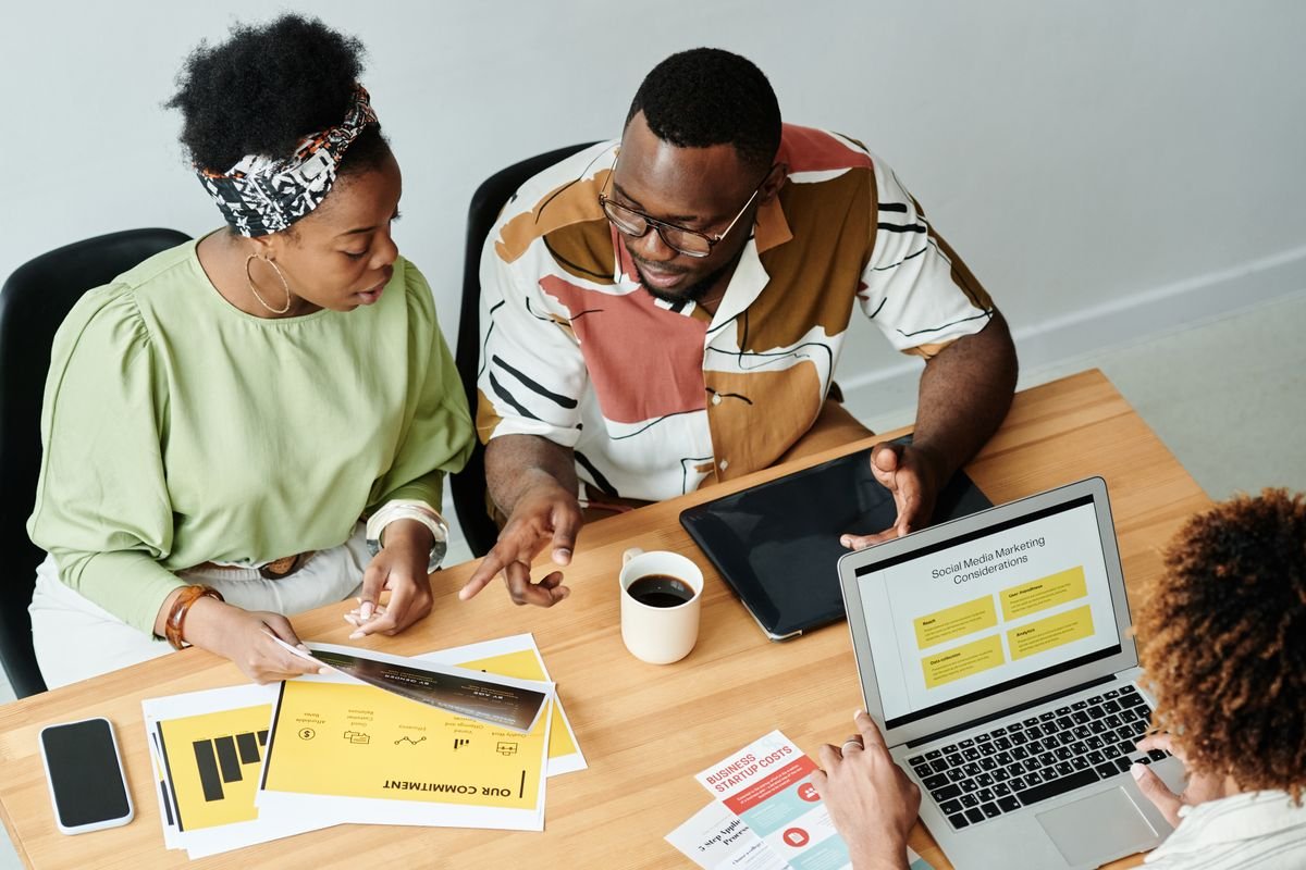 Équipe de community management travaillant sur un calendrier de publication