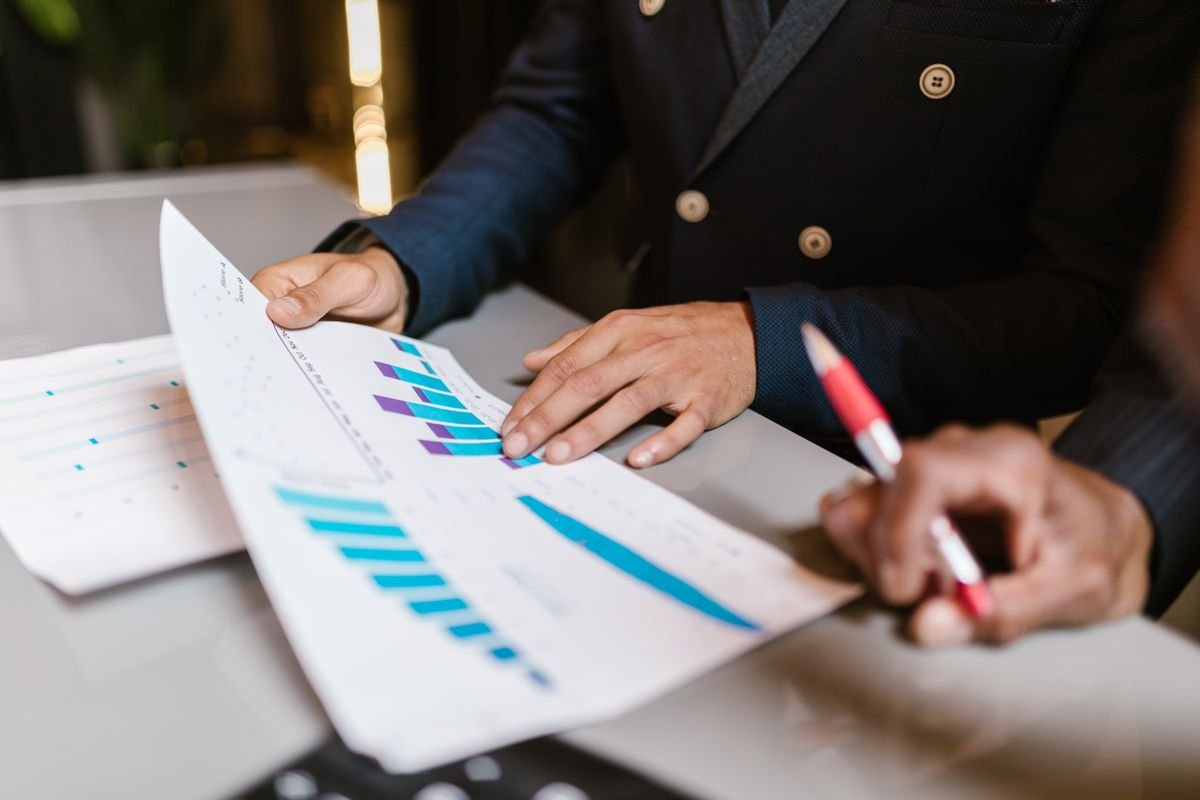 Équipe analysant la stratégie d'une campagne Google Ads