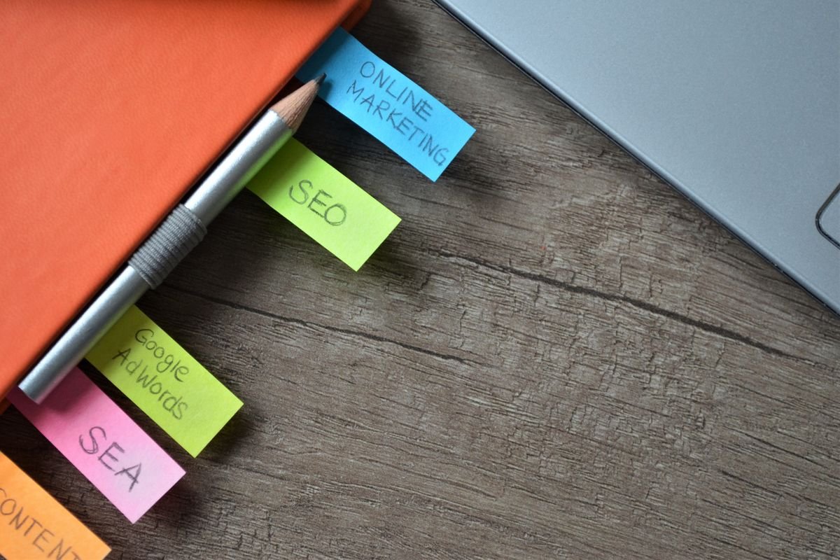Carnet de notes détaillant une stratégie de référencement naturel