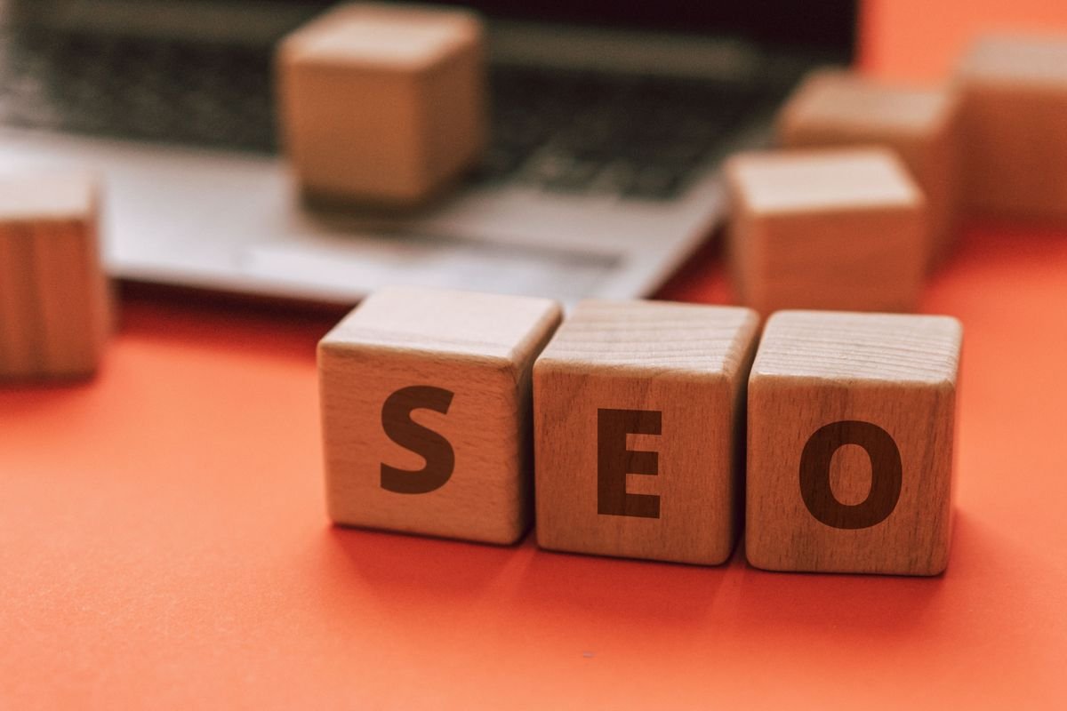 Lettres formant le mot SEO posées sur un clavier d'ordinateur