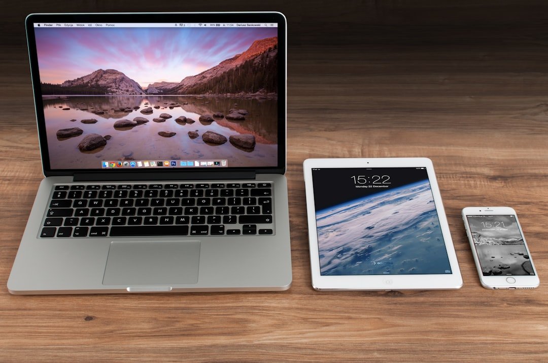 Ordinateur portable, tablette et téléphone utilisés pour tester l'affichage d'un site web