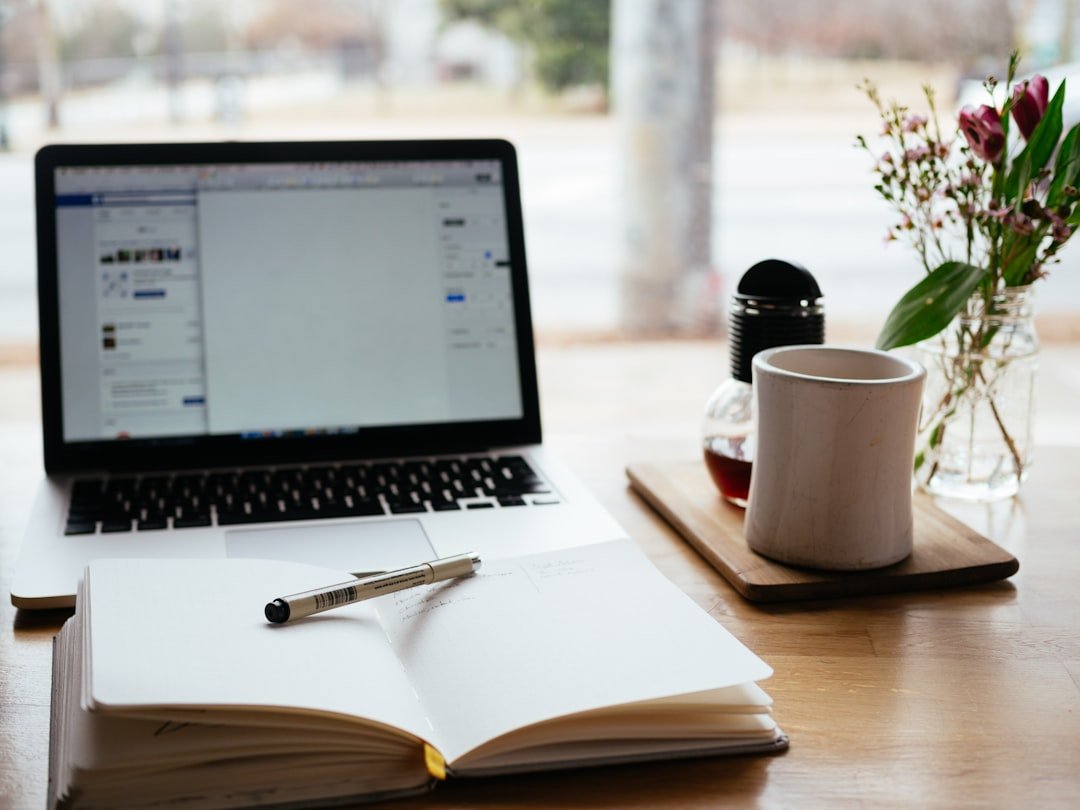 Poste de travail avec ordinateur et carnet pour préparer le référencement d'un nouveau site