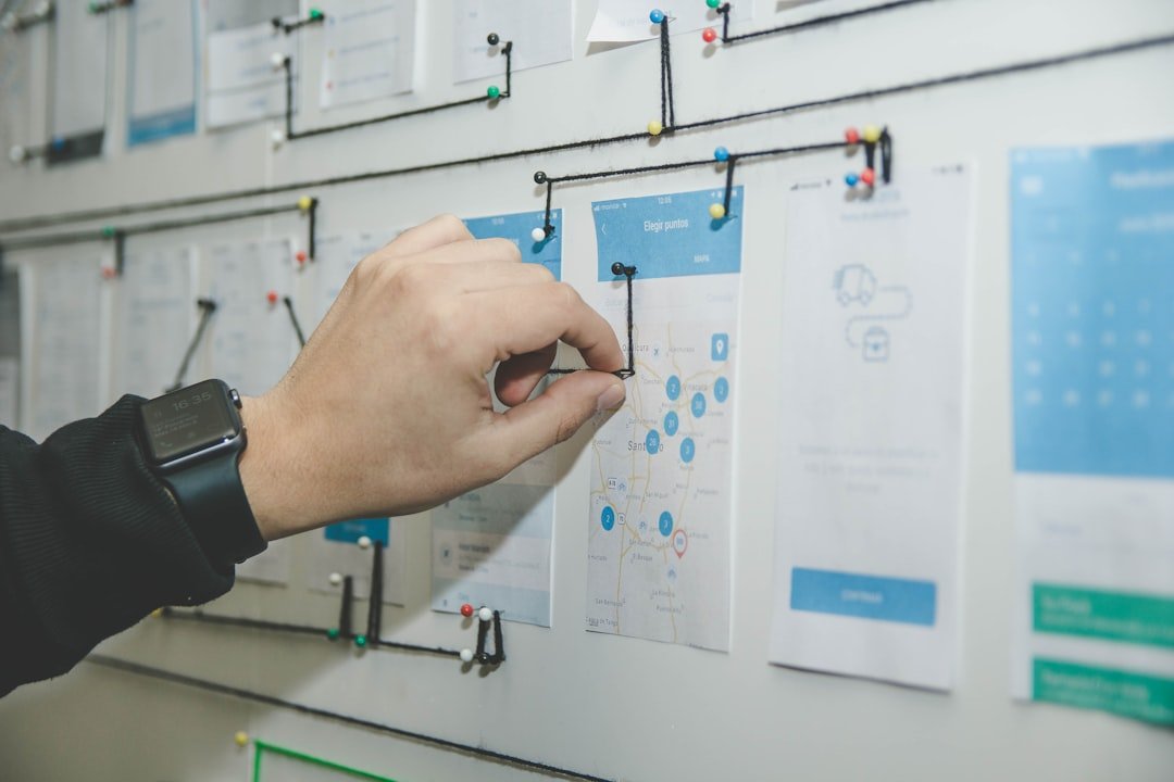 Rétroplanning d'un projet de site web construit sur un tableau couvert de notes