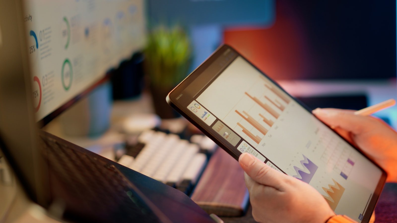 Personne consultant des données de conversion sur une tablette dans un bureau