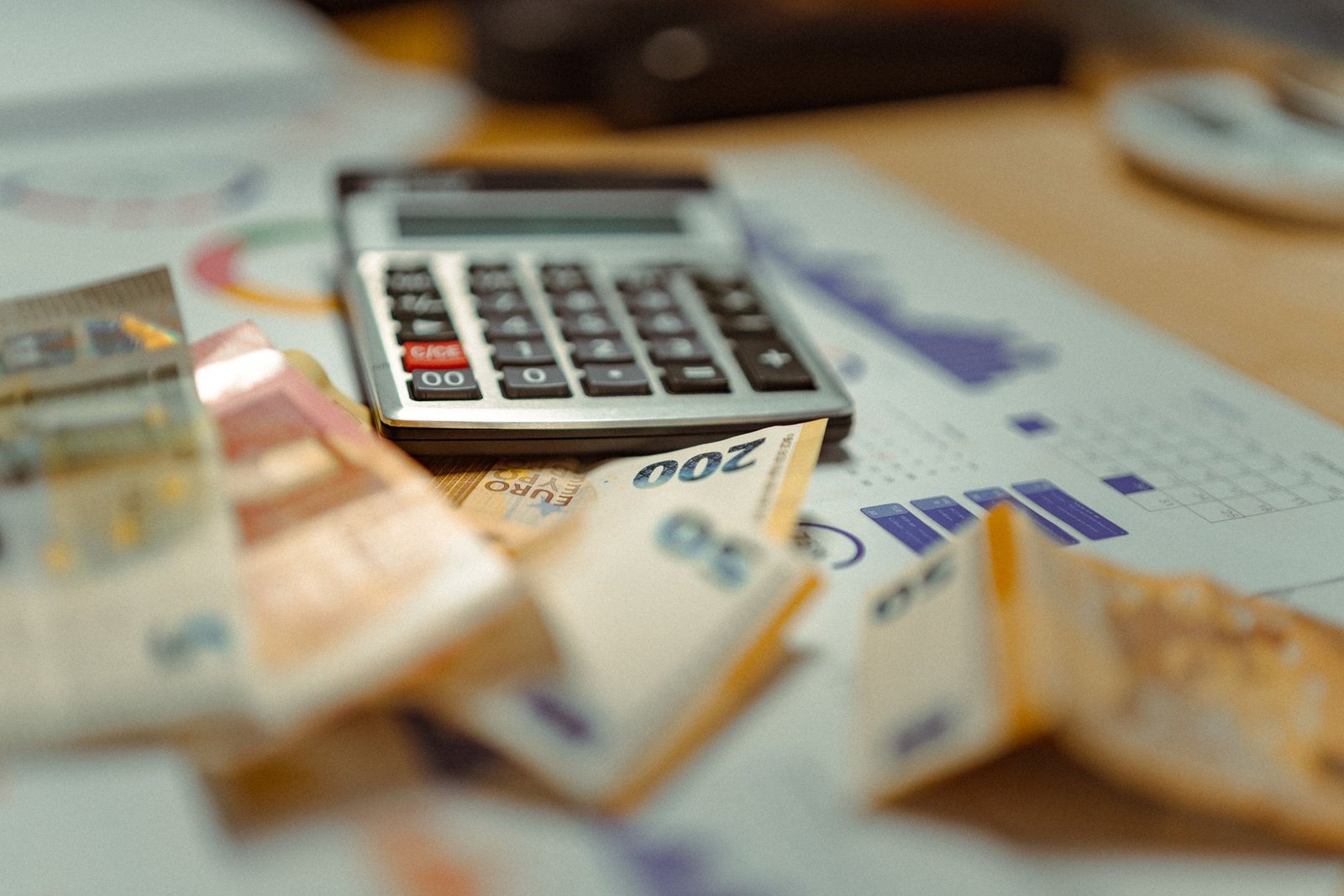 Justificatifs, calculatrice et billets en euros pour ventiler les postes de coût d'une campagne